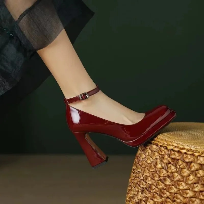 Şık yüksek topuklu ayakkabılar - Leather Classic Strap incelemesi ve fiyatı